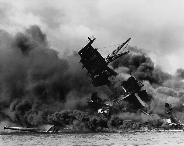 971px-The_USS_Arizona_(BB-39)_burning_after_the_Japanese_attack_on_Pearl_Harbor_-_NARA_195617_-_Edit