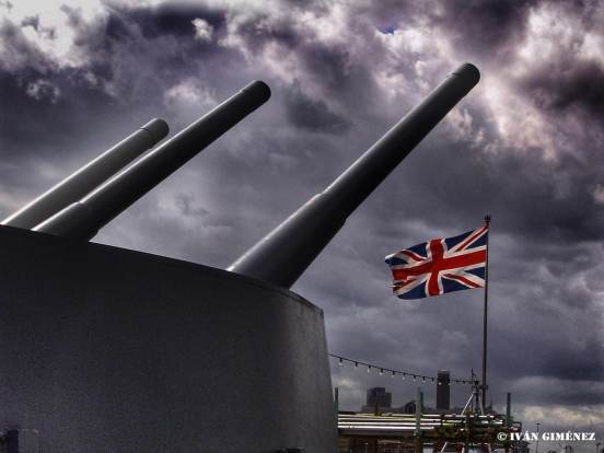 La Union Jack en la proa del Belfast